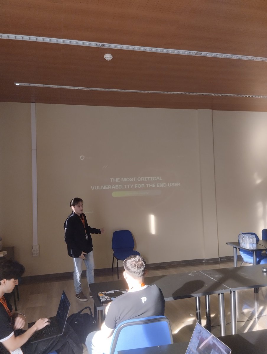 Hack-én tweet media