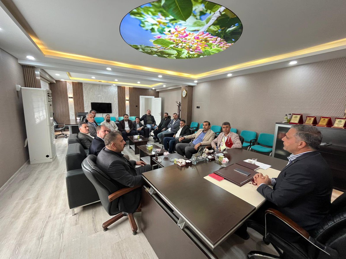 Badillider's tweet photo. Şanlıurfa Şıracılar ve Kuruyemişçiler Odası Başkanı Akrabamız Sayın Ahmet Aslan’ı Makamında Ziyaret Edip Görevine Hayırlı Olsun Dileklerimizi İlettik. Derneğimize Vermiş Olduğu Katkılarından Dolayı Kendilerine Plaket Takdim Ettik. Misafirperverleğinden Dolayı Teşekkür Ederiz. https://t.co/Py1UyCGFAM