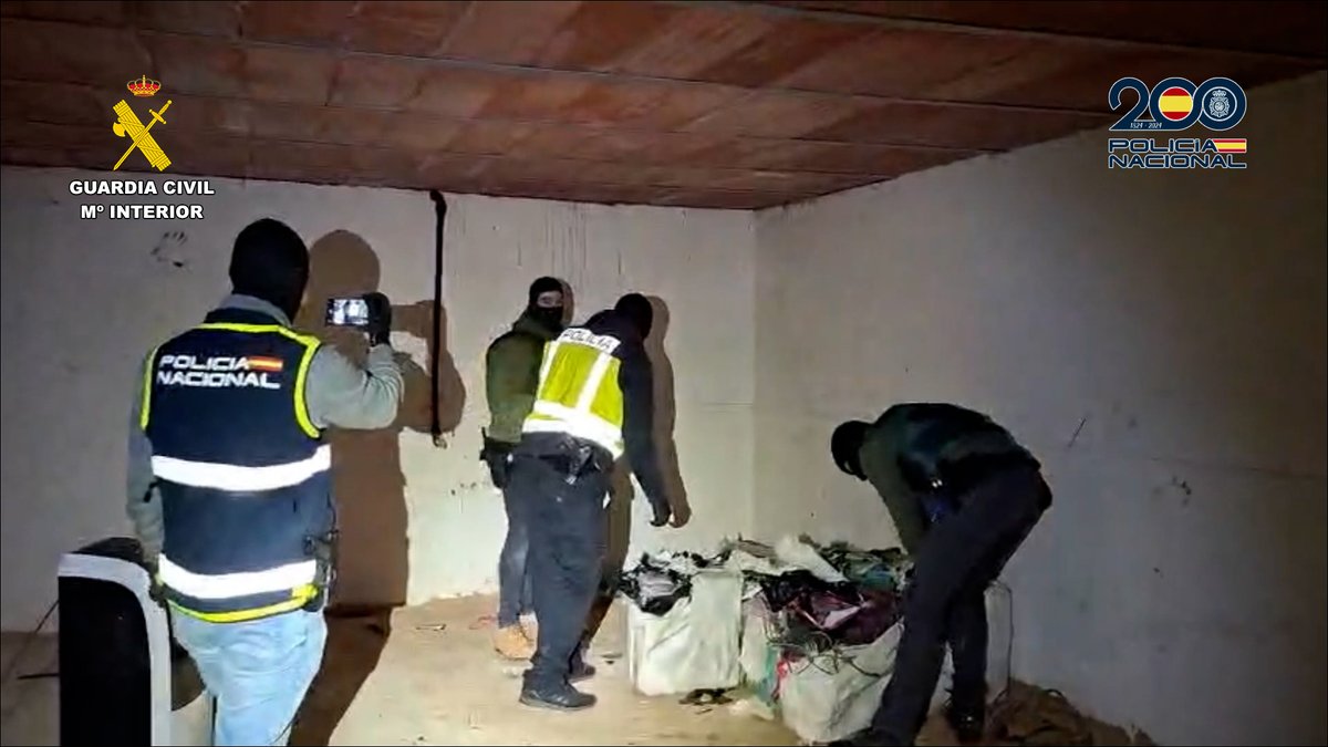 guardiacivil's tweet image. 🚨 Golpe al narcotráfico en #Andalucía 🚨

Junto a @policia hemos desarticulado una red criminal que se salda con 17 detenidos. 

📍Operaban en #Sevilla, #Málaga, #Huelva y #Cádiz mediante "guarderías" y "buzones"📦🚔

Balance de la operación👇
🔹 3.370 kg de hachís.  
🔹 288 kg