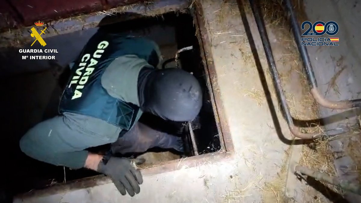 guardiacivil's tweet image. 🚨 Golpe al narcotráfico en #Andalucía 🚨

Junto a @policia hemos desarticulado una red criminal que se salda con 17 detenidos. 

📍Operaban en #Sevilla, #Málaga, #Huelva y #Cádiz mediante "guarderías" y "buzones"📦🚔

Balance de la operación👇
🔹 3.370 kg de hachís.  
🔹 288 kg