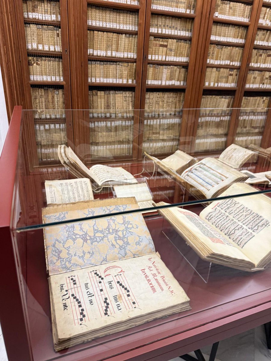 CatedraldeSev's tweet photo. 🎼 Los participantes de las Jornadas de Investigación Musical visitan los Archivos y Bibliotecas de la Catedral de Sevilla.

Jóvenes investigadores y profesores, en el marco de estas jornadas organizadas por el Departamento de Musicología del Conservatorio Superior de Música “Manuel Castillo” de Sevilla, han podido conocer de primera mano el patrimonio documental, bibliográfico y musical custodiado en estas instituciones.

Una iniciativa que acerca la investigación a las fuentes históricas de la música en la Catedral.

#CatedraldeSevilla #Música