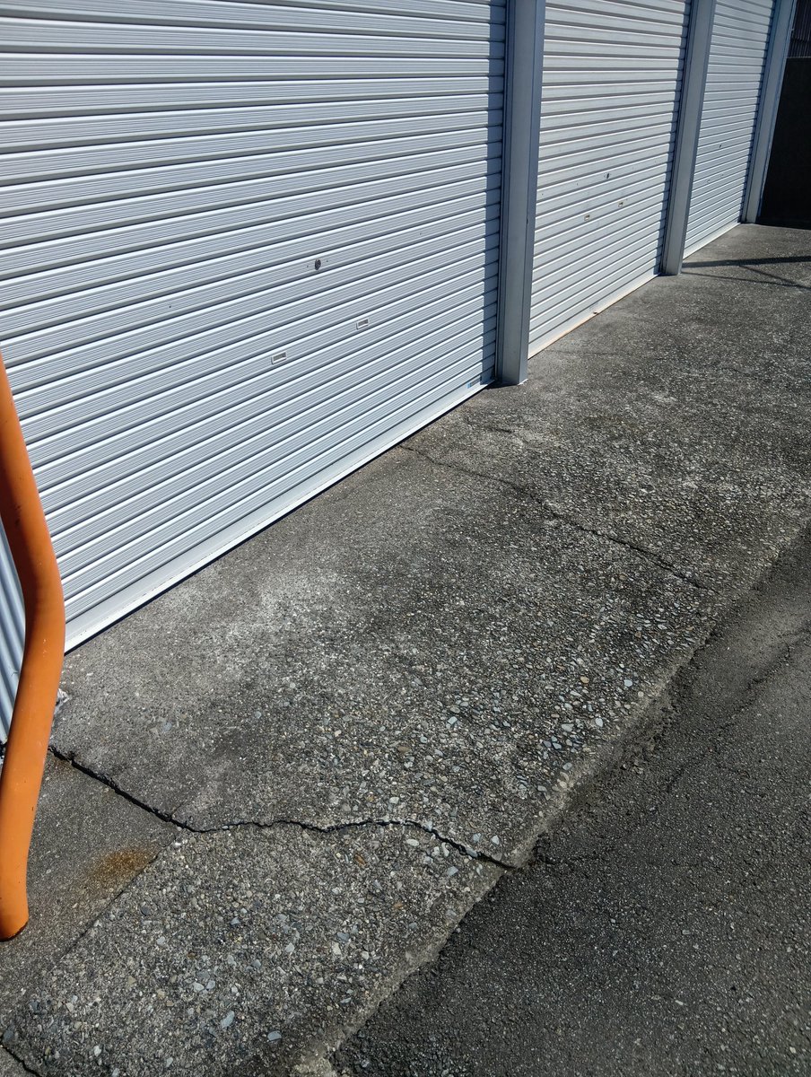 asso_garage's tweet photo. ✳✳現在の空き状況✳✳
80坪の倉庫と青空駐車場に空きがございます😊

且来768-1ガレージの外回り清掃のビフォーアフター

#和歌山 #海南市 #且来 #貸ガレージ #月極駐車場 #貸倉庫 https://t.co/FA6XbAQDa1