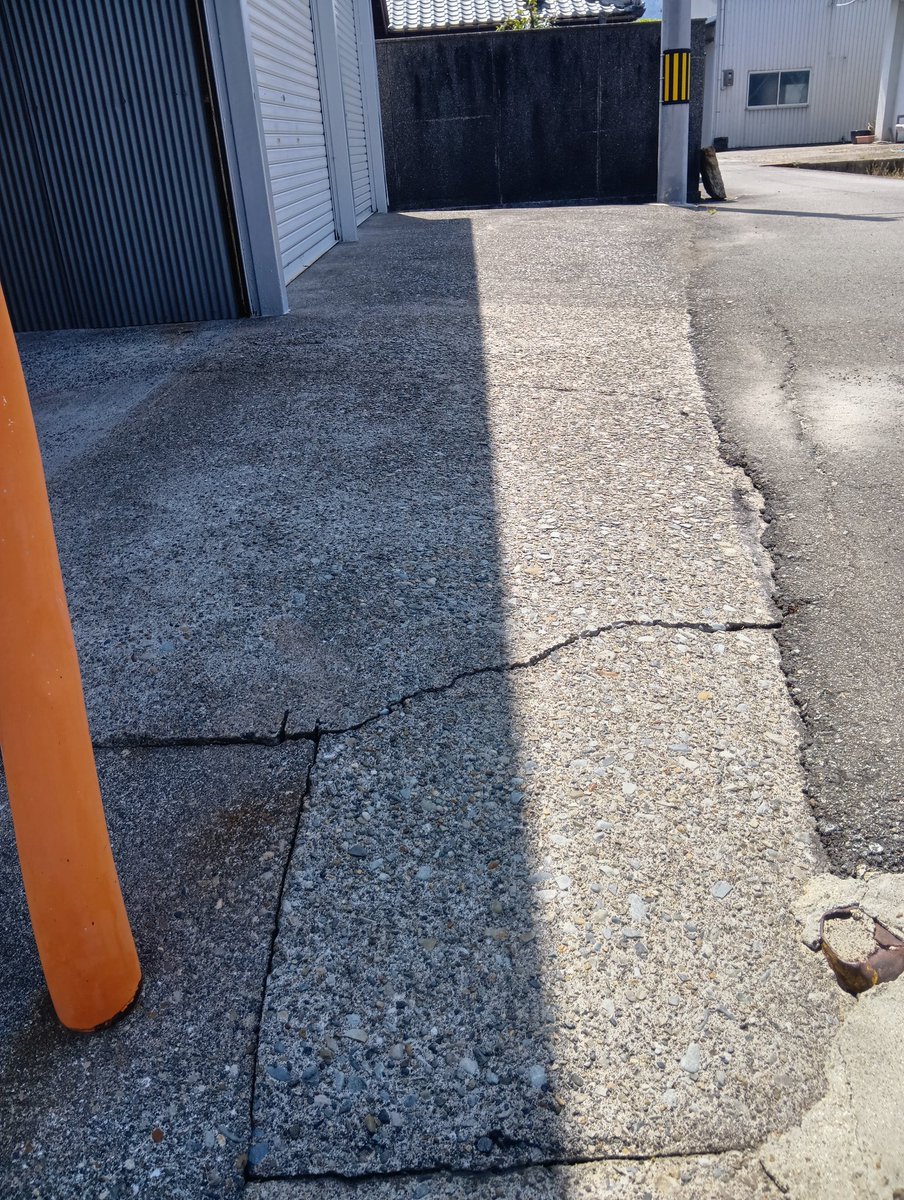 asso_garage's tweet photo. ✳✳現在の空き状況✳✳
80坪の倉庫と青空駐車場に空きがございます😊

且来768-1ガレージの外回り清掃のビフォーアフター

#和歌山 #海南市 #且来 #貸ガレージ #月極駐車場 #貸倉庫 https://t.co/FA6XbAQDa1