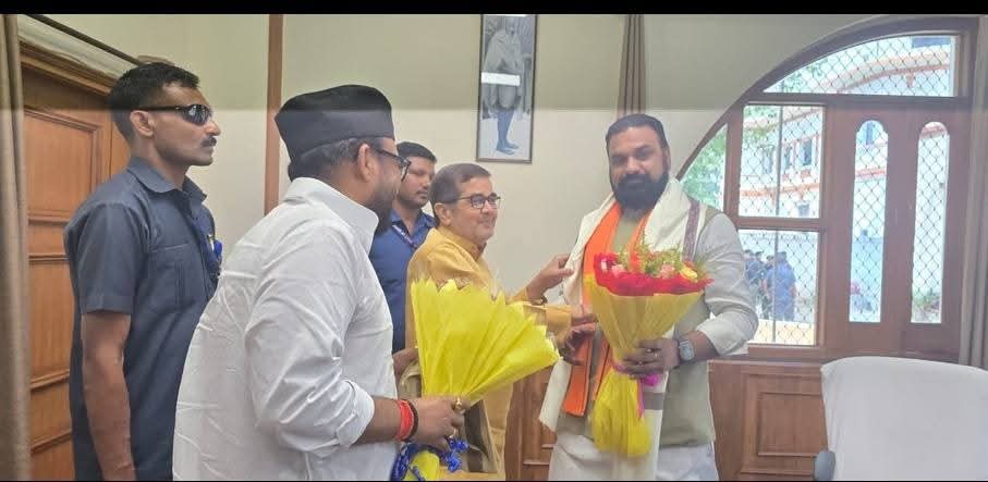 ErSatyendraBJP's tweet image. माननीय मुख्यमंत्री सम्राट चौधरी से मिलकर उन्हें बधाई एवं उनके उज्ज्वल कार्यकाल हेतु शुभकामनाएँ प्रेषित कीं। @samrat4bjp
@ProfDrRajendraG

#BJP4Bihar #NDA4Bihar #NewBihar #SamratChoudhary #BiharPolitics