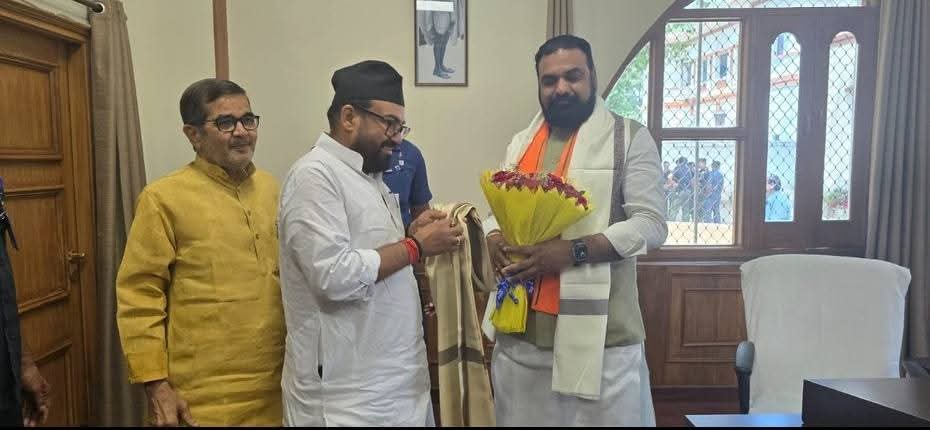 ErSatyendraBJP's tweet image. माननीय मुख्यमंत्री सम्राट चौधरी से मिलकर उन्हें बधाई एवं उनके उज्ज्वल कार्यकाल हेतु शुभकामनाएँ प्रेषित कीं। @samrat4bjp
@ProfDrRajendraG

#BJP4Bihar #NDA4Bihar #NewBihar #SamratChoudhary #BiharPolitics