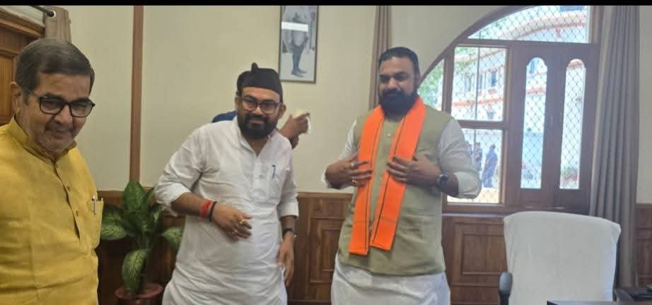 ErSatyendraBJP's tweet image. माननीय मुख्यमंत्री सम्राट चौधरी से मिलकर उन्हें बधाई एवं उनके उज्ज्वल कार्यकाल हेतु शुभकामनाएँ प्रेषित कीं। @samrat4bjp
@ProfDrRajendraG

#BJP4Bihar #NDA4Bihar #NewBihar #SamratChoudhary #BiharPolitics