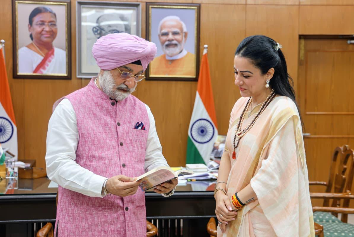 LokNiwasDelhi's tweet photo. A distinguished group of women entrepreneurs, philanthropists, and scientists called on Hon’ble @LtGovDelhi, Sardar @SandhuTaranjitS , at @LokNiwasDelhi today.

In the spirit of PM Shri @narendramodi Ji’s vision for women-led development, the interaction highlighted the pivotal role women play in steering India toward a Viksit Bharat, with Delhi contributing meaningfully to this vision.

Their diverse expertise across science, enterprise, and social impact stands as a powerful testament to the strength of women-led development.
