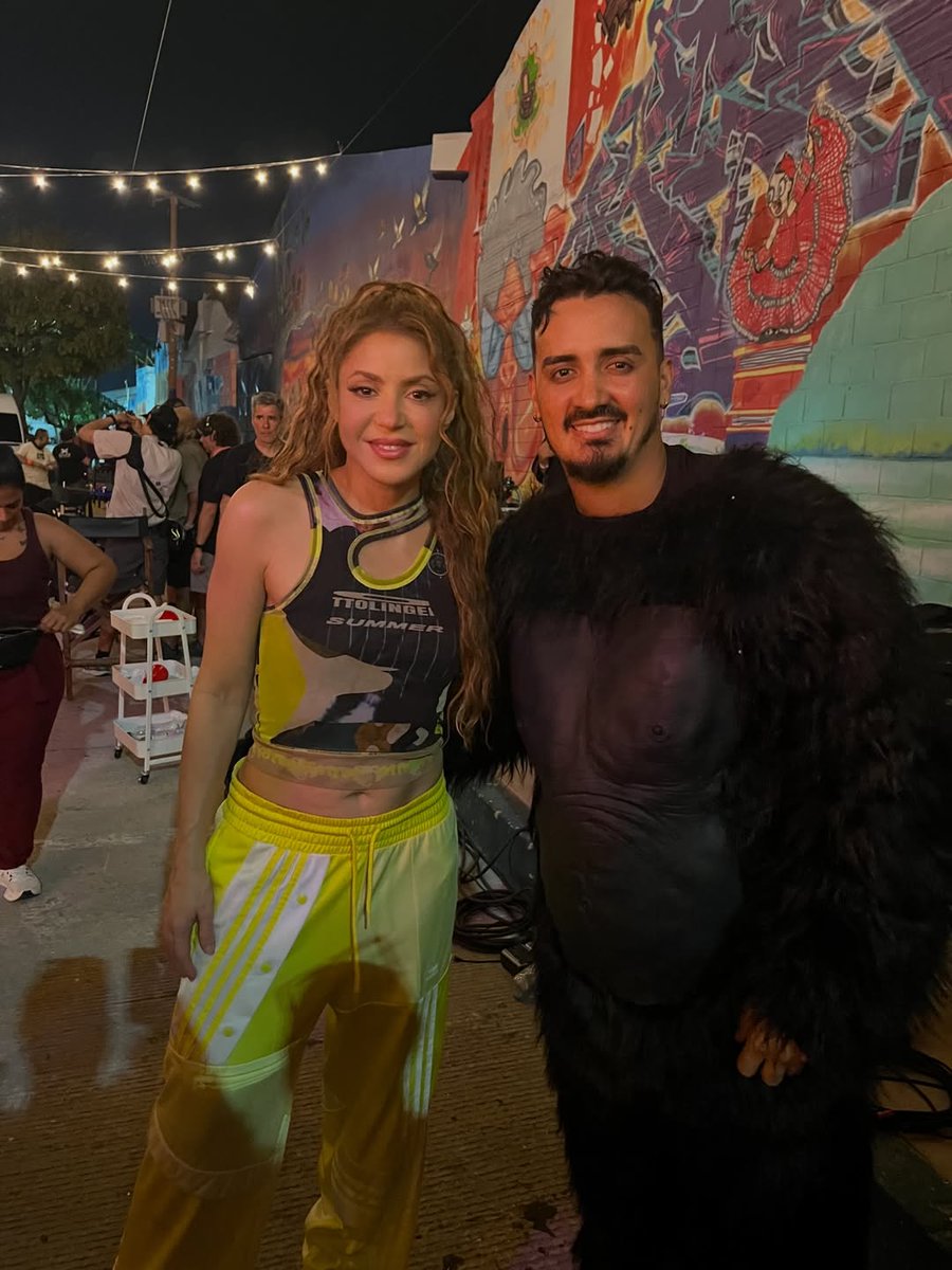 sweetycary's tweet image. Shakira durante las grabaciones del vídeo Algo Tú junto a Beele en Barranquilla #shakira