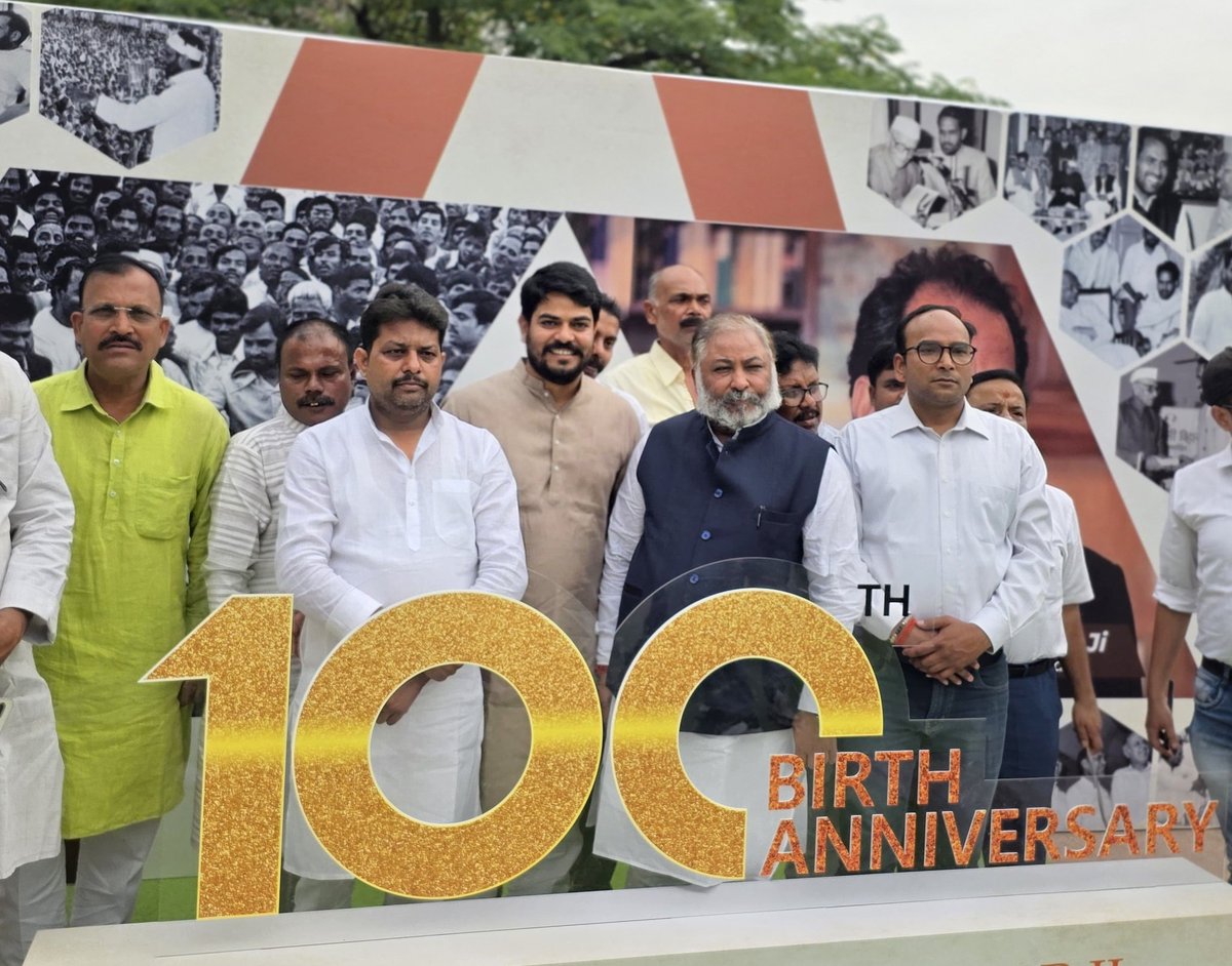 ashvaniofficial's tweet photo. आज नई दिल्ली के विजय घाट पर पूर्व प्रधानमंत्री युवा तुर्क चंद्रशेखर जी की जयंती पर श्रद्धांजलि अर्पित करते हुए, उनके संघर्षशील जीवन, सादगीपूर्ण व्यक्तित्व और जनसेवा के संकल्प को नमन किया। देश और समाज के प्रति उनका समर्पण हम सभी के लिए प्रेरणास्रोत है।
#BJYMBallia #AshvaniSingh https://t.co/DbN2KFdYdm