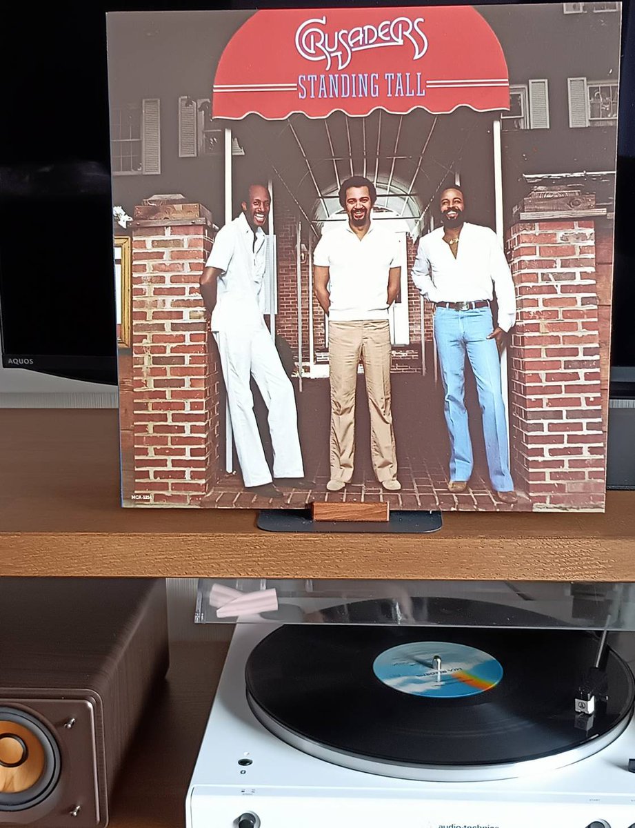 abiike's tweet image. 某診療科の往復でウォーキング終了🚶
金曜日、なんとなくファンキーな気分で♪

クルセイダーズ（Crusaders）「Standing Tall」MCA、81年
ゲストのジョー・コッカーも軽く歌ってます🎤
#jazz #vinyl #リビングオーディオ