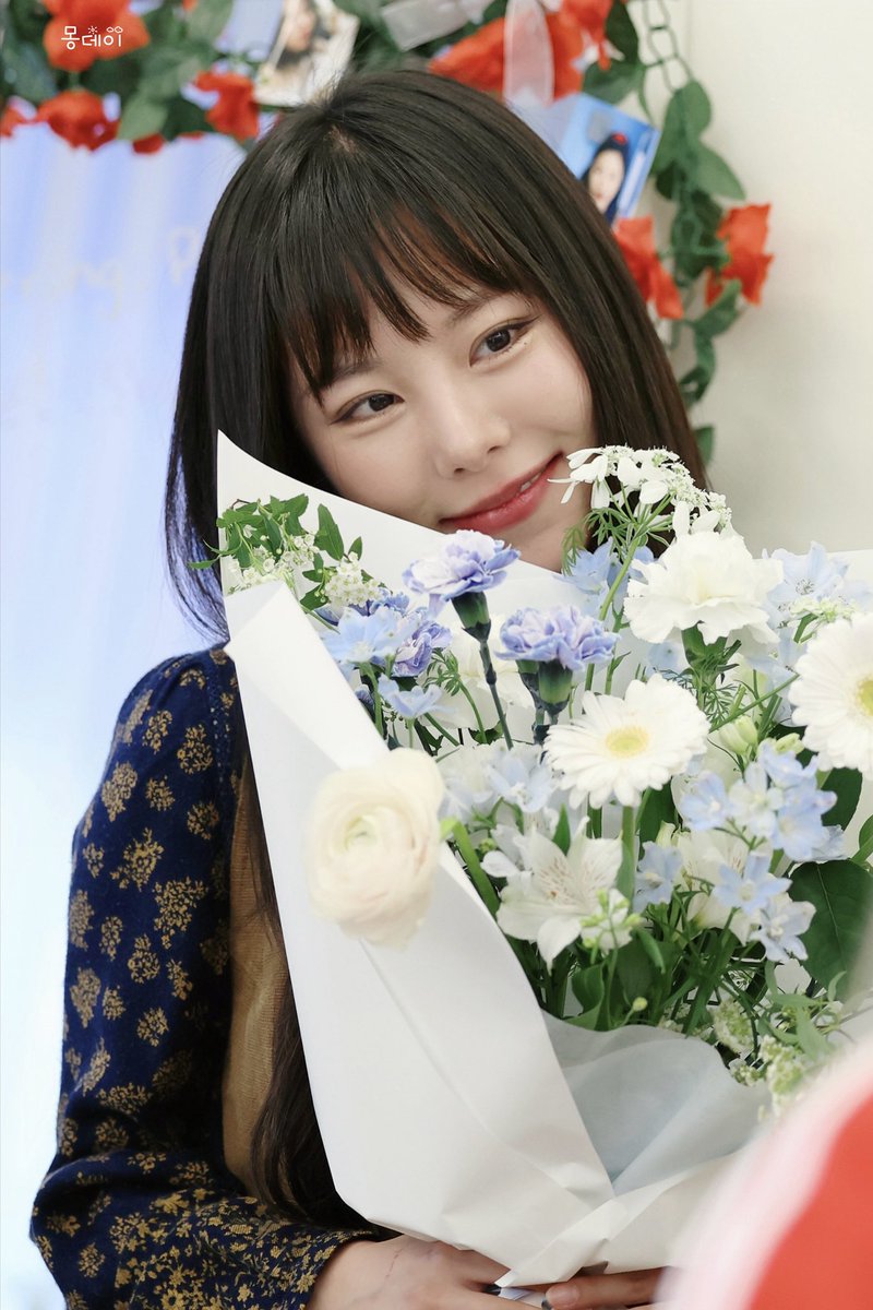mondayblue__s's tweet photo. 260417 휘인 생일 카페

휘인아 생일 축하해✨

#휘인 #마마무 
#Wheein #Mamamoo https://t.co/9b2seSEusE