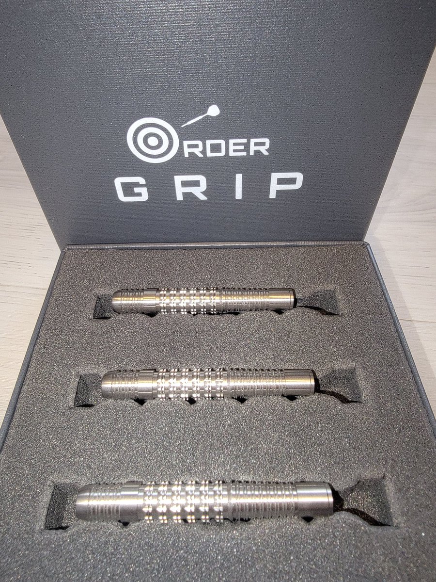 SDF_DARTS_A_F's tweet photo. １年半ぶりにORDER  GRIP様にバレルを作成していただきました。
前回よりグリップ部分0.2mm太くし全長も2mm長くマイナーチェンジしました。
カットは変更してません。
前回作成したバレルもまだまだカットは残っているので投げ比べしながら練習したいと思います。 https://t.co/yi0BagUFLu