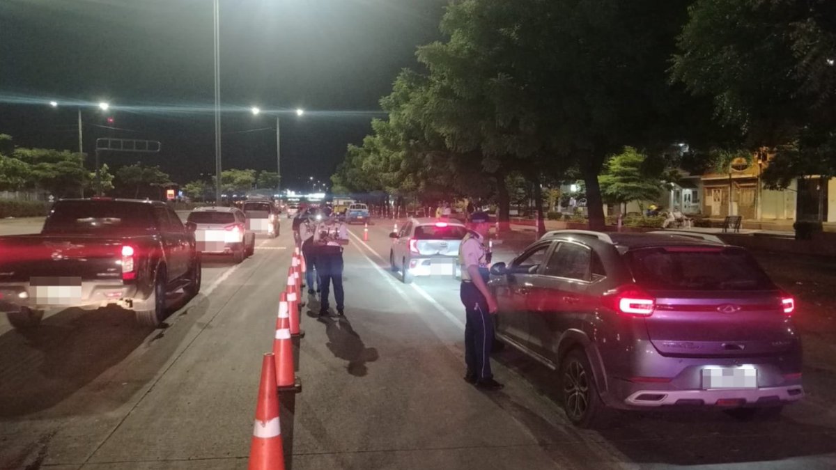 ATM_Transito's tweet image. 📢En cumplimiento de los operativos preventivos de seguridad vial, la #ATM desplegó un control de ingesta de alcohol en la Av. Narcisa de Jesús, con el objetivo de fortalecer una movilidad ordenada y segura en el sector.

Estas intervenciones permiten concienciar a los