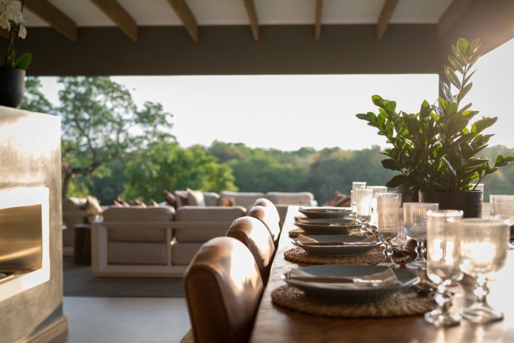 ldinteriorssa's tweet photo. Indoors &amp; outdoors, seamlessly connected 🌿
Designed by Benedictions by L&amp;D Interiors 🇿🇦🖤🤍
#InteriorDesign #IndoorOutdoorLiving https://t.co/LuTHIl9KXn