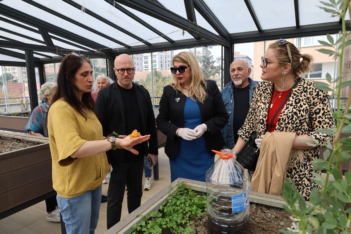 19 Mayıs Sosyal Yaşam Evi’nde devam eden Bahçecilik Kursumuz, doğayla iç içe öğrenmenin en güzel örneklerinden biri olarak tüm canlılığıyla sürüyor. 🌱🌼