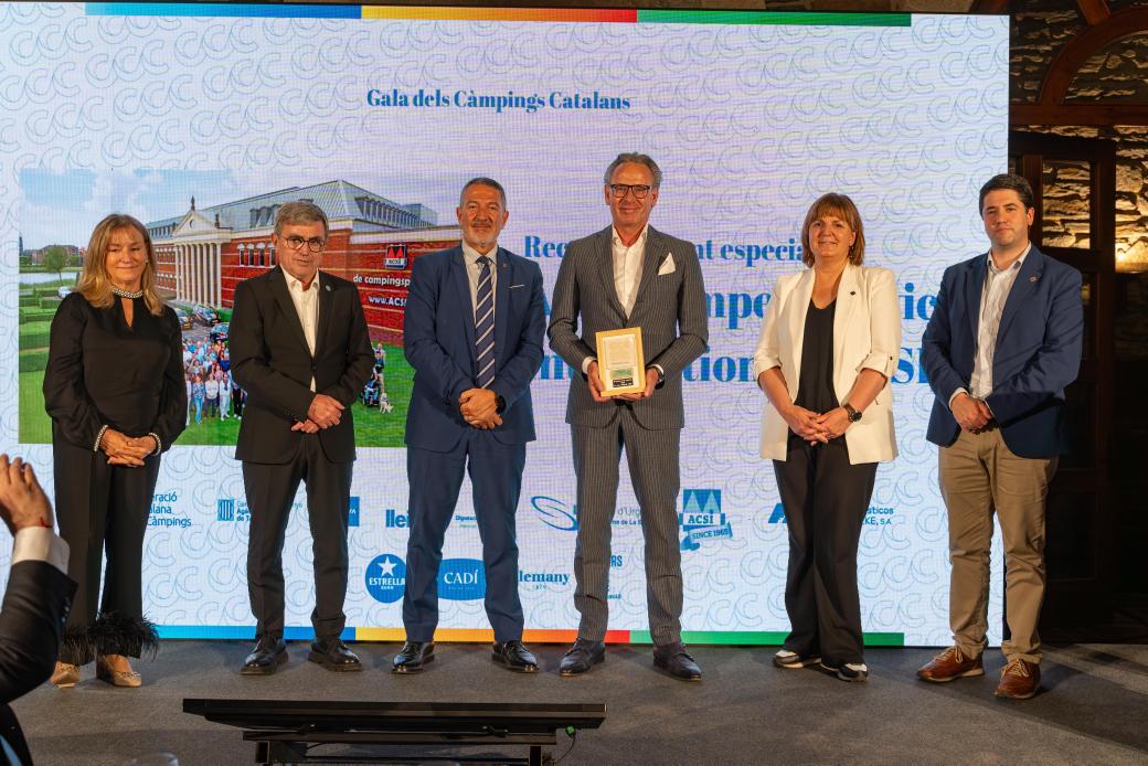 empresacat's tweet photo. 📌 Gala dels Càmpings Catalans

El @consellerSamper participa en la trobada anual que aplega el sector del càmping a Catalunya, amb professionals de l’Estat i d’Europa, autoritats i més d’una trentena d’empreses proveïdores de referència. https://t.co/68ugS4Vvzd