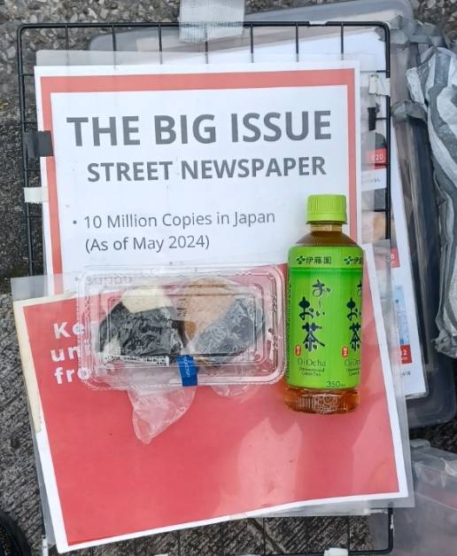 rockbigissue's tweet photo. 本日4時間と短い時間ですがビッグイシューご購入ありがとうございました！

海外旅行者の方が１段と増えた気がします。

ジェーン・バーキンのpopを撮影するフランス人

お二人の方に差し入れ頂いたり嬉しい日になりました。ありがとうございました！ https://t.co/mHbxeel0ME