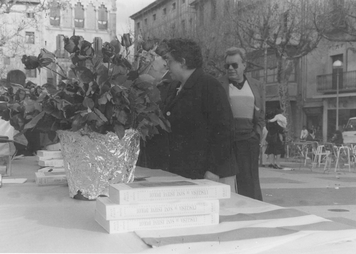 LaComarcadOlot's tweet photo. Com ens hem de veure! 🧐

📸Reculem als anys 80 del segle passat per rememorar #SantJordi i l'#Embardissada 🌹🌿

Totes les fotografies a #LaComarcadOlot de dijous passat! https://t.co/rzIdXylWZ1