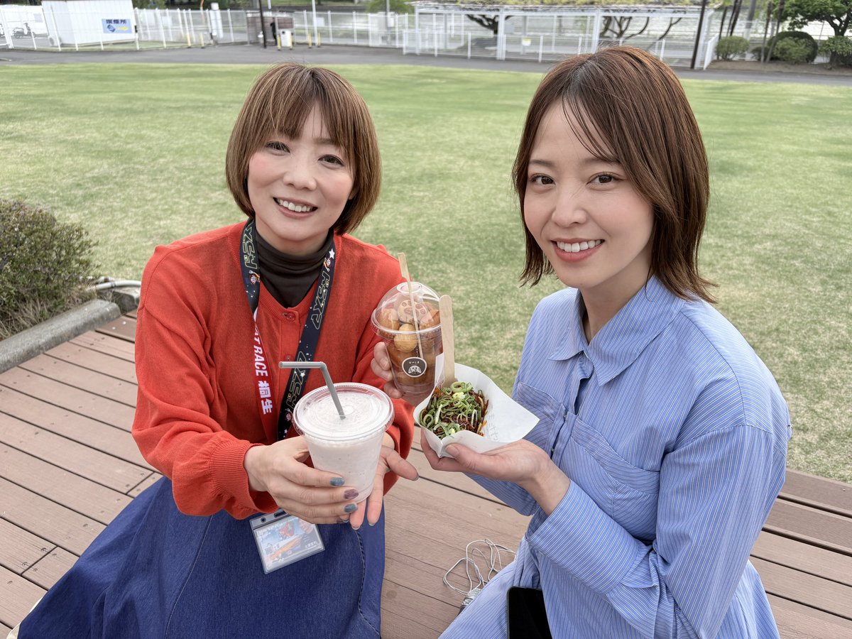 Shihomi0305's tweet photo. ボートレース桐生のガーデンテラスにはキッチンカーが沢山来てますよー！！！

私たちはたまぼっくりってゆー、たまごの唐揚げみたいなのとベビーカステラ、いちご���ェイク食べたよー！
どれもほんっとに美味しかったー🥺

未確定舟券1000円で割引券が当たる抽選会をやってるよー🥰
#ドラサポ赤城雷神杯