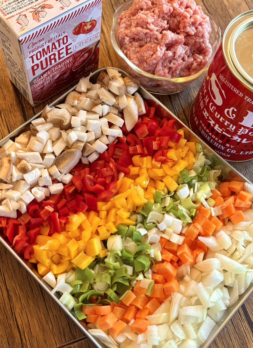 暖かくなってきたのでドライカレー🍛を作ります。
材料カラフルで可愛い♡