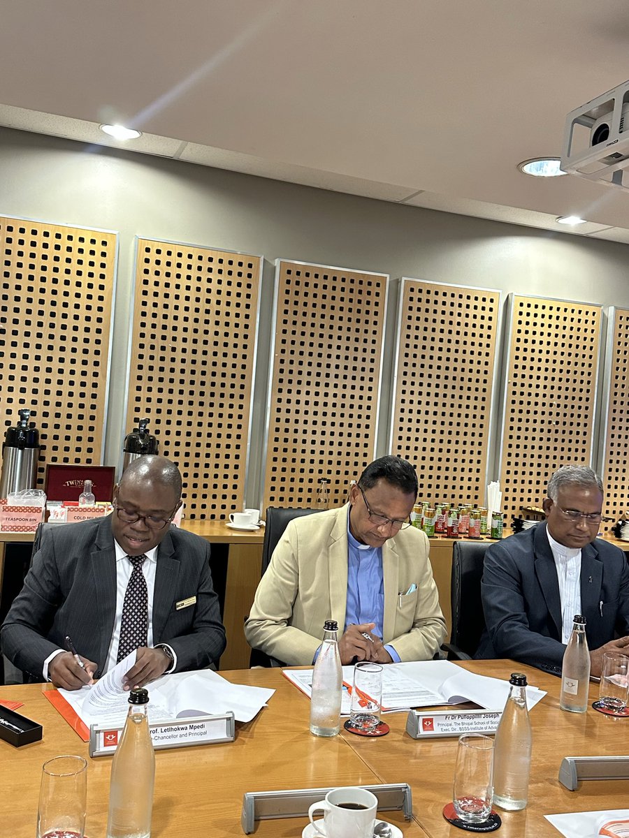 go2uj's tweet image. A proud moment as agreements are signed, marking the beginning of new opportunities for collaboration in social sciences, research, and student exchange. 🤝

#UJAllTheWay