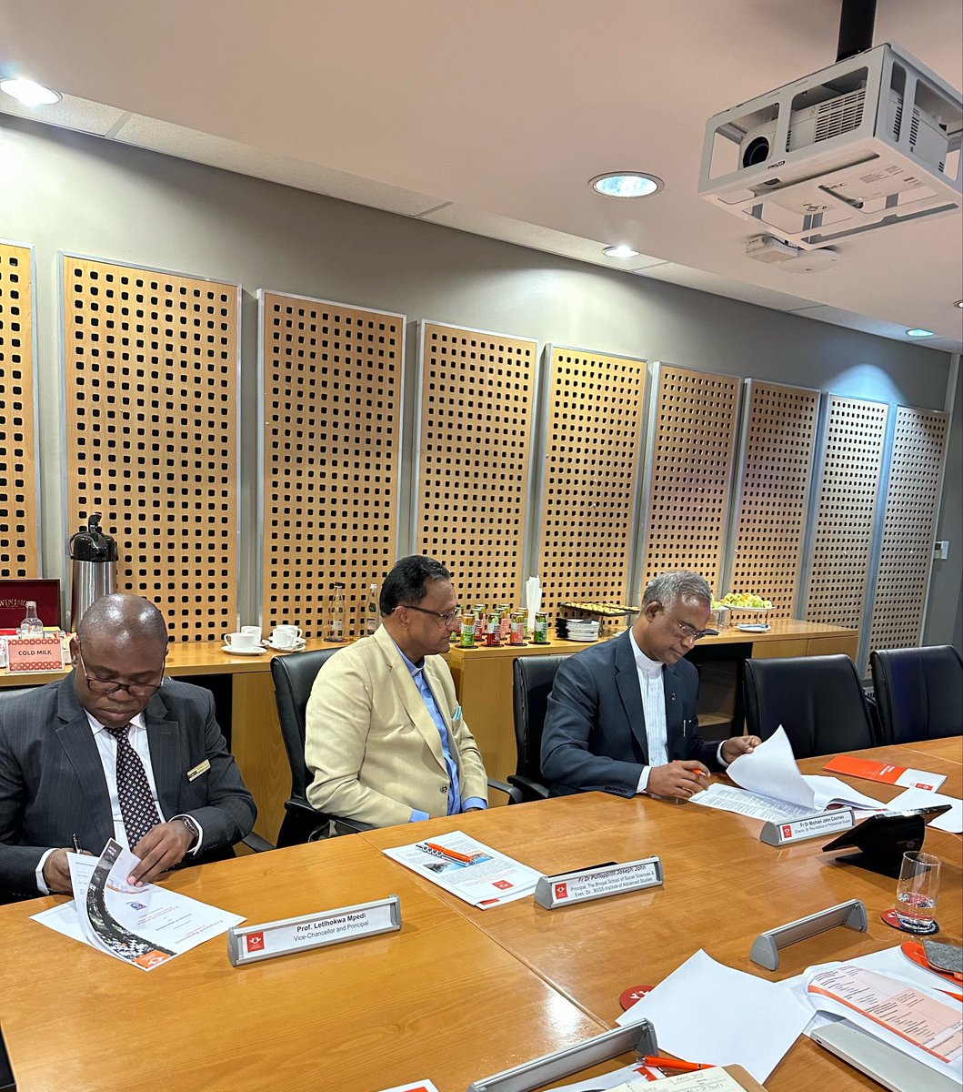 go2uj's tweet image. A proud moment as agreements are signed, marking the beginning of new opportunities for collaboration in social sciences, research, and student exchange. 🤝

#UJAllTheWay