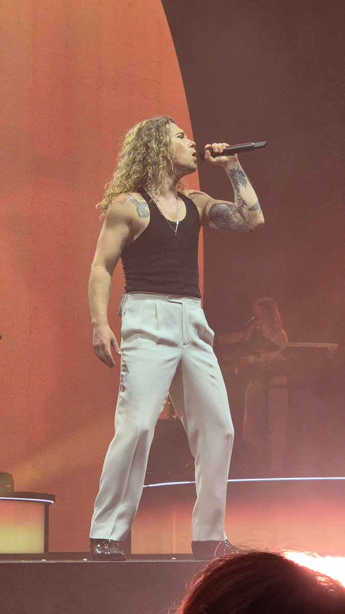 zidente's tweet photo. Je me suis pris une claque artistique hier soir au concert de @JulienDoreeOff à Nantes.
J'aimais déjà beaucoup l'artiste mais son univers en concert est magique : interprétation, poésie, mise en scène, bienveillance, humour et mise en valeur de toute son équipe au Top... https://t.co/GYcEjSM38r