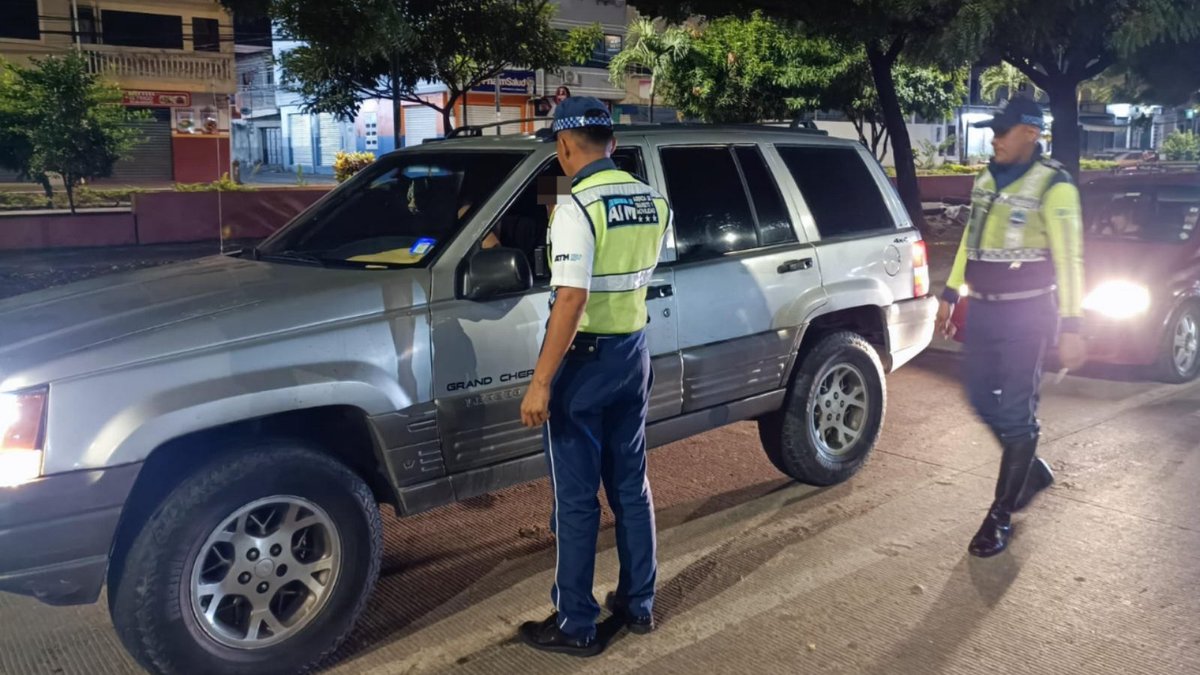 ATM_Transito's tweet image. 📢En cumplimiento de los operativos preventivos de seguridad vial, la #ATM desplegó un control de ingesta de alcohol en la Av. Narcisa de Jesús, con el objetivo de fortalecer una movilidad ordenada y segura en el sector.

Estas intervenciones permiten concienciar a los