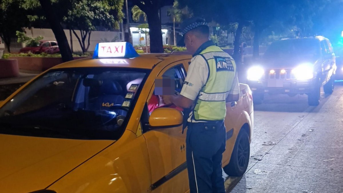 ATM_Transito's tweet image. 📢En cumplimiento de los operativos preventivos de seguridad vial, la #ATM desplegó un control de ingesta de alcohol en la Av. Narcisa de Jesús, con el objetivo de fortalecer una movilidad ordenada y segura en el sector.

Estas intervenciones permiten concienciar a los