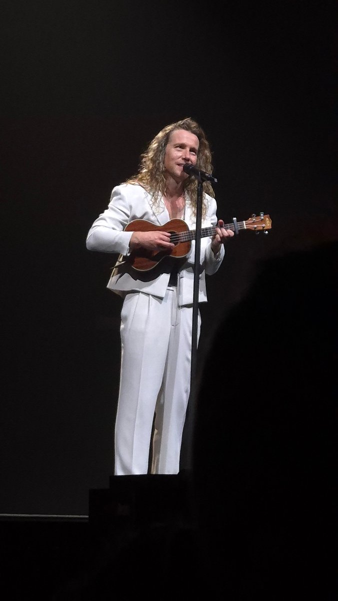 zidente's tweet photo. Je le classe au moins au même niveau d'émotion que  les concerts de Mika et Indochine vus récemment... c'est dire.
Bref j'ai adoré !

Il a bien grandi l'artiste (déjà !) un peu timide de la Nouvelle Star avec sa barrette dans les cheveux et son ukulélé à la main... https://t.co/ac2hgx01a7