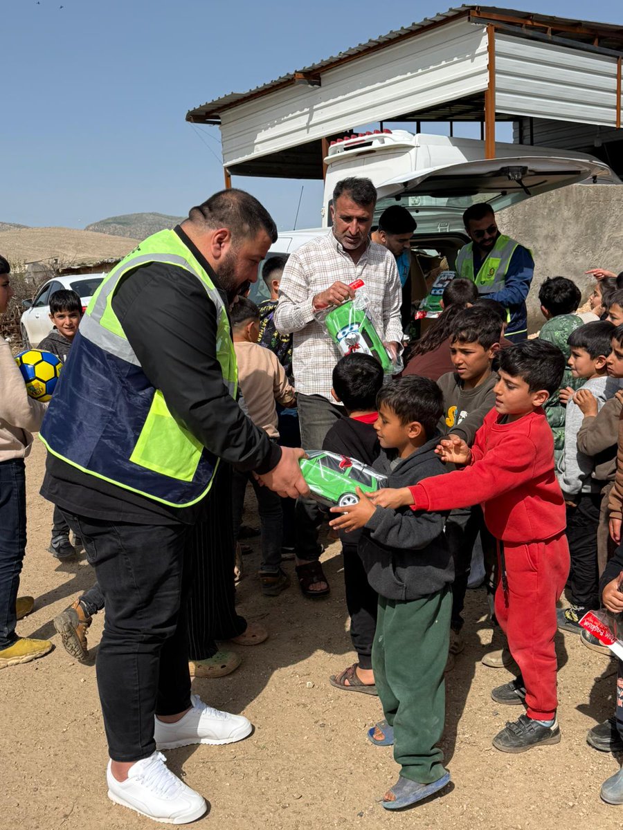 kiziltepe_qosar's tweet photo. Kızıltepe’de çocukların yüzü gülüyor
İmdat Dinler öncülüğünde kırsal mahallelerde çocuklara oyuncak, top ve giyim desteği sağlanıyor.

“Çocuklarımızı sevindirmeye devam edeceğiz.” ❤️ https://t.co/uSRt1g9efm