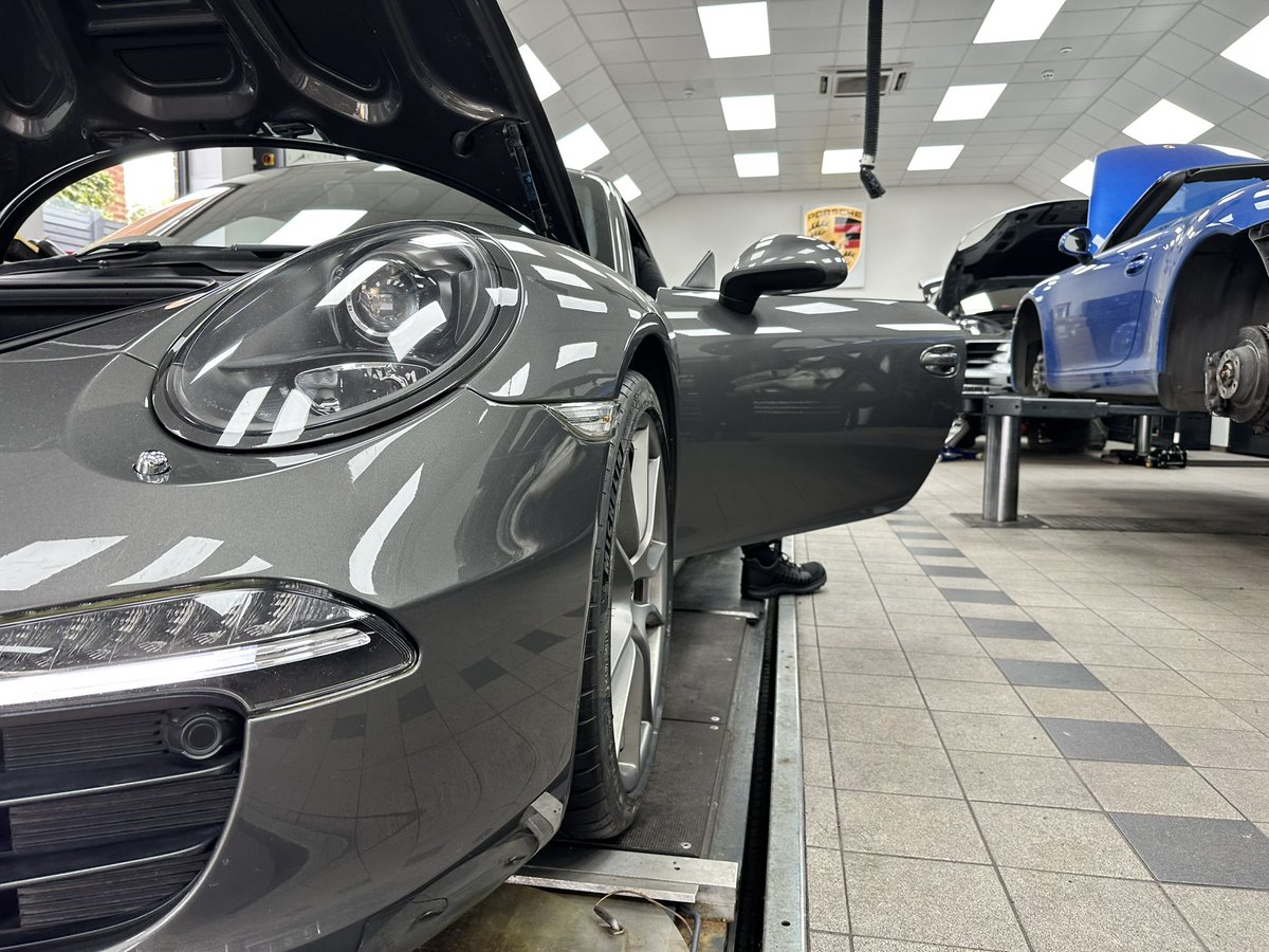 ParagonPorsche's tweet image. Paragon Today: #friday🔵

Date: Friday 17th April 2026
Weather: Sunny Spells    
Temp: High of 16ºC

#Paragon #Porsche #showroom #service