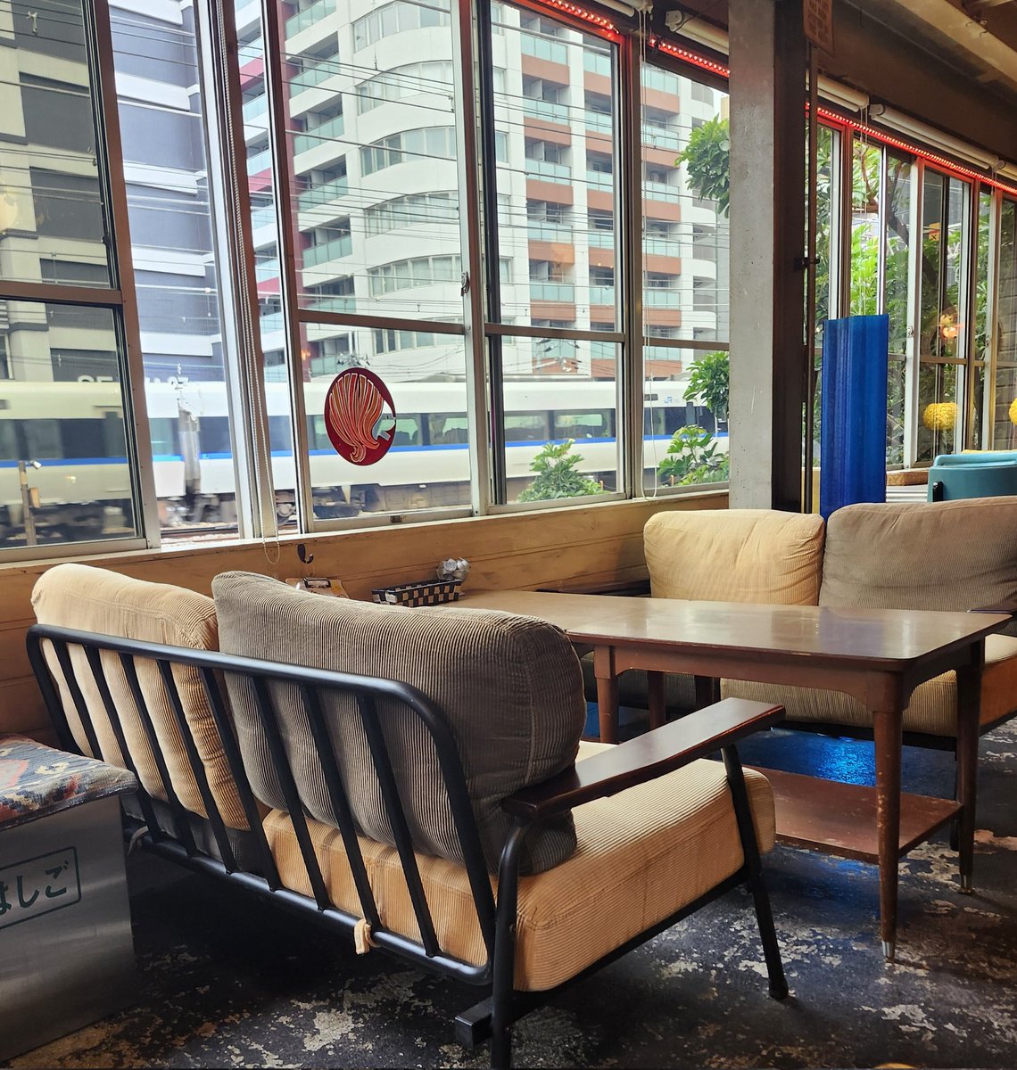 chikokyu's tweet image. 今1人お茶してるんやけどこの棚わたしの好きなもの詰まってるw捕まるけど持って帰りたいw
R2-D2もおるしギズモかわいい♡
#Marble
#中崎町