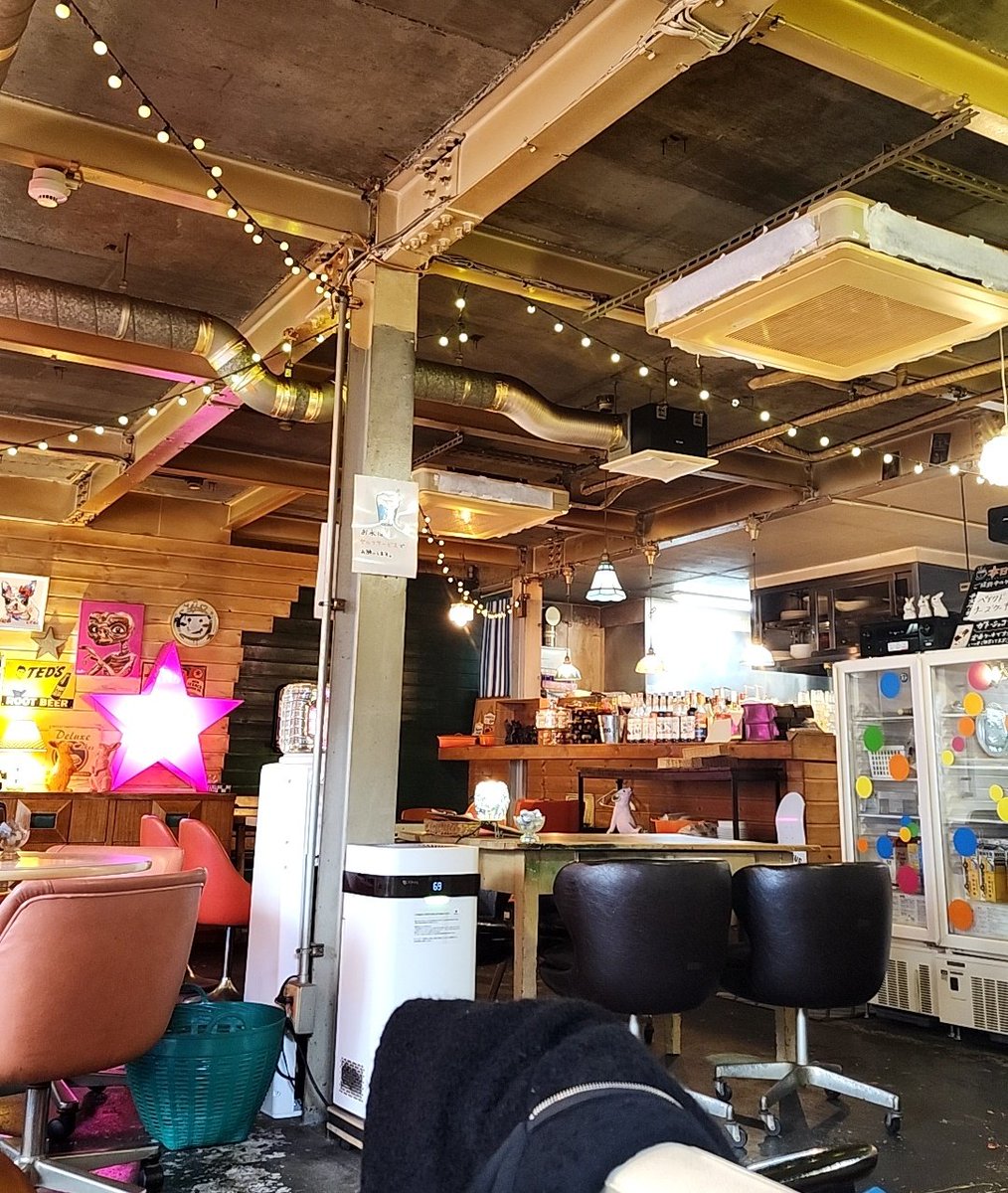 chikokyu's tweet image. 今1人お茶してるんやけどこの棚わたしの好きなもの詰まってるw捕まるけど持って帰りたいw
R2-D2もおるしギズモかわいい♡
#Marble
#中崎町