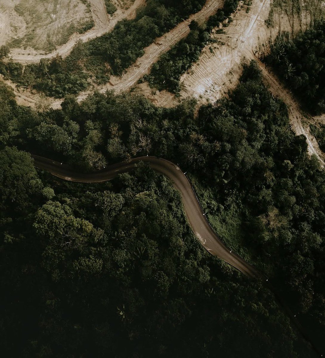 Find me a hill road anywhere in the world that rivals the natural beauty and winding landscape of Enugu’s hills.”🛤️🏞️