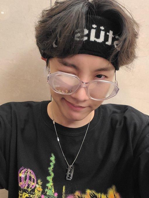 Hskfine19's tweet photo. Never imagined he would look this good. Winking, pouting with doe eyes. Yes! You j-hope #ourhobipower
#HobiOurShiningStar
#kingofstage https://t.co/fVhZ1RcC2N