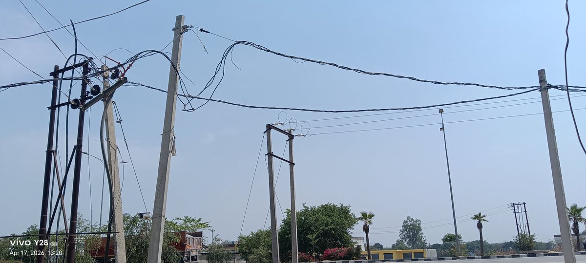 MonuSupremacy's tweet photo. टीम की तत्परता से समस्या का निवारण हो गया इसके लिए आपका धन्यवाद। @myogiadityanath @AKSharmaOffice @PuVVNLHQ @UPPCLLKO https://t.co/66dYhP6mkc