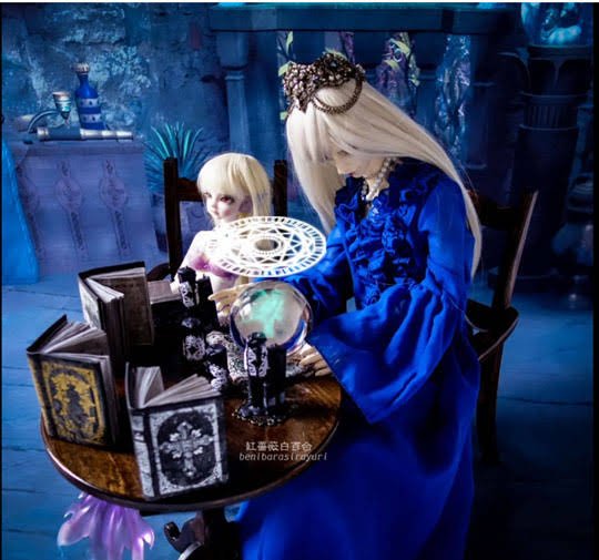 初めは「マシュタンのぬいぐるみも出るのか―」と生温かく見守っていたのだが、11話の予告でマシュタンが水晶玉で占っているの見て、人形用の水晶玉なら持ってるーと🤣
「魔女ごっこ」に使ってるこれ、ホントは隣にいる龍魂さんの人魚のオプション品。
まさかここまで使えるとは👏