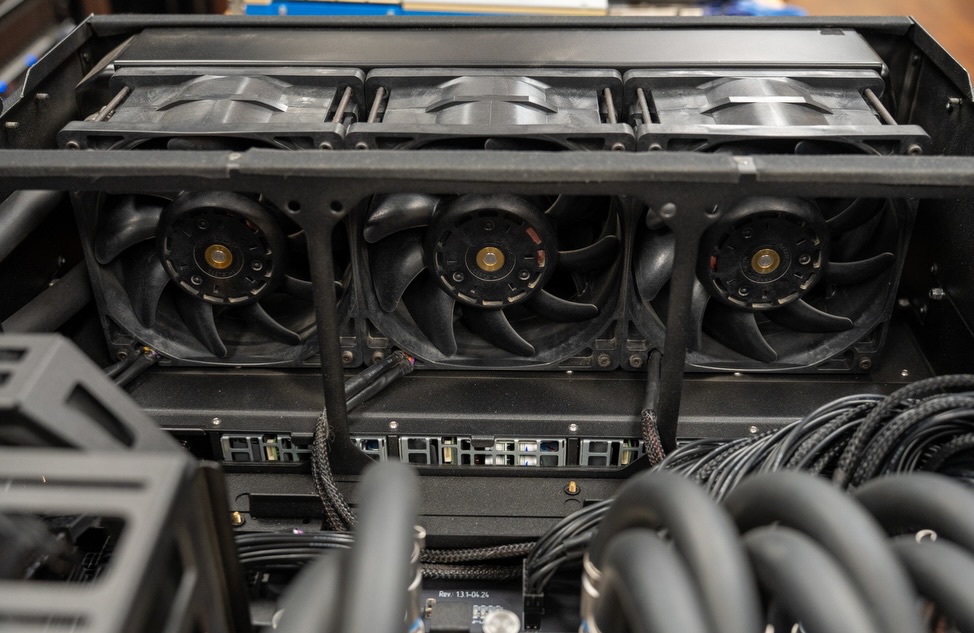 elhackernet's tweet photo. 8 GPU RTX PRO 6000 Blackwell
768 GB de VRAM
Refrigeración líquida en un chasis 4U
https://t.co/2z6D1noB33 https://t.co/1n1Mf05PQN