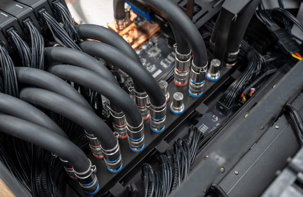 elhackernet's tweet photo. 8 GPU RTX PRO 6000 Blackwell
768 GB de VRAM
Refrigeración líquida en un chasis 4U
https://t.co/2z6D1noB33 https://t.co/1n1Mf05PQN