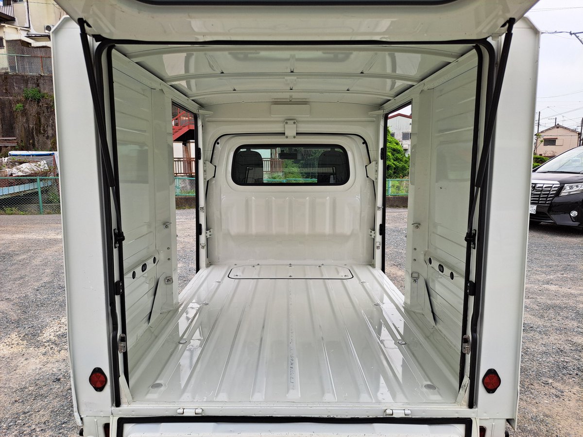 MUGURUMA63's tweet photo. トランポ売りますよ。ハイゼットトラックパネルバン
H30年式Ｓ５００Ｐ１２６０００ｋ位　
４ＡＴ　２ＷＤ　修復歴無し、キーレス、パワーウインドゥ、フルセグＴＶナビ　ＥＴＣ　ドラレコ
車検2年受けて60万円 https://t.co/xoMbajzMHP