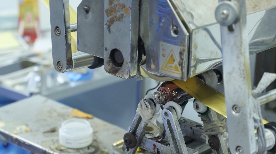 mingxin787443's tweet image. Cosmetic Bottle Screen Printing Process! Precision equipment for accurate alignment, delivering clear and durable printed patterns#GlassPackagingCustom  #PackagingFactory #ScreenPrinting  #BottlePrinting