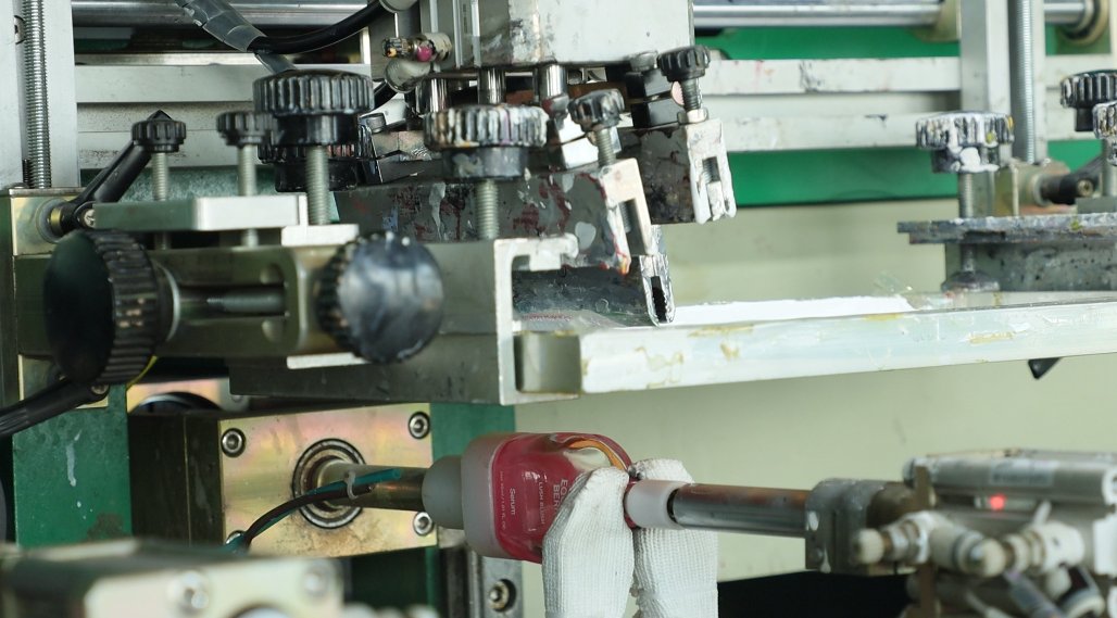 mingxin787443's tweet image. Cosmetic Bottle Screen Printing Process! Precision equipment for accurate alignment, delivering clear and durable printed patterns#GlassPackagingCustom  #PackagingFactory #ScreenPrinting  #BottlePrinting