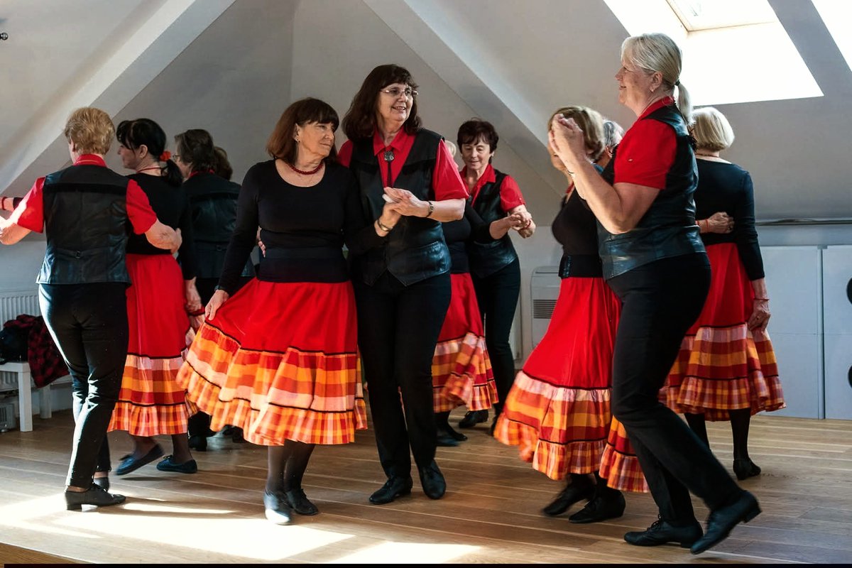LachnitPetr's tweet photo. Jak na aktivní stáří? Přijďte se podívat na představení seniorského tanečního souboru Marietta 💃
Seniorský taneční soubor Marietta patří již několikátým rokem neodmyslitelně ke Komunitnímu centru Prádelna, kde se členky pravidelně schází 👀
#tanec #pohyb #praha5 #senior https://t.co/m6fCkDKVdN