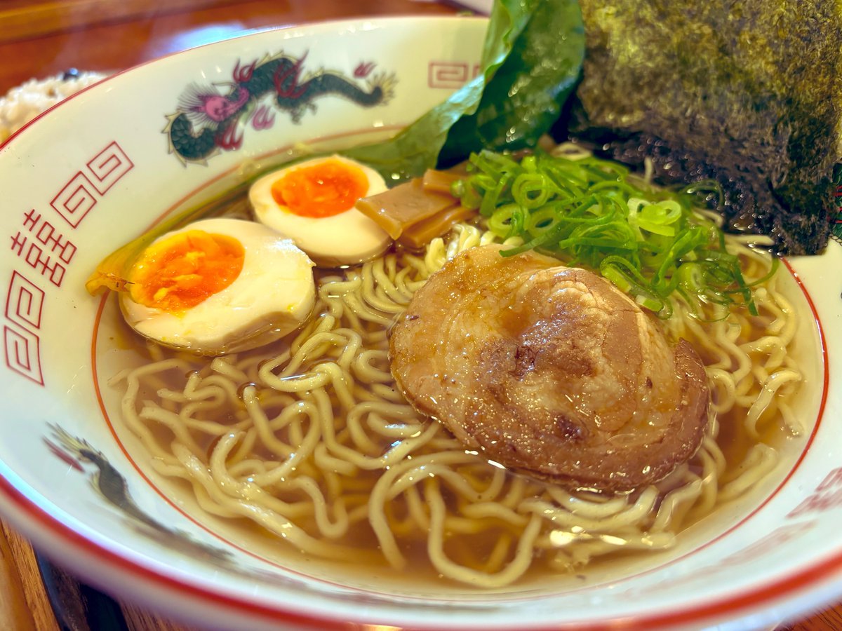 DachiK_kura's tweet photo. 今日のランチは『#Tsudoi』さんへ。
5/1から牛骨ラーメンをスタートされるとのことでそのプレ販売でした。
懐かしくて優しい、でもしっかり牛骨を感じるスープが麺に絡んで美味しかった😋
こういう「じげの味」が土蔵群で楽しめるのは本当に嬉しいですね✨
観光の合間にぜひ立ち寄ってほしい一杯🍜 https://t.co/IIY2g64ZfQ