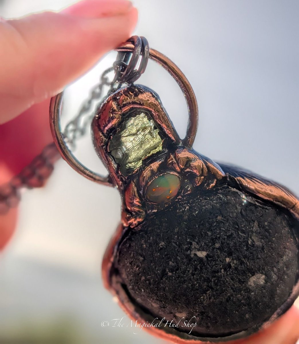 MagickalHudShop's tweet image. The Starborn Dreamer! A spectacular pendant featuring #agnimanitite #moldavite and #opal - pure #star #starseed #magick #onlyone 

themagickalhudshop.co.uk