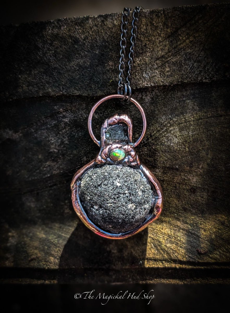 MagickalHudShop's tweet image. The Starborn Dreamer! A spectacular pendant featuring #agnimanitite #moldavite and #opal - pure #star #starseed #magick #onlyone 

themagickalhudshop.co.uk