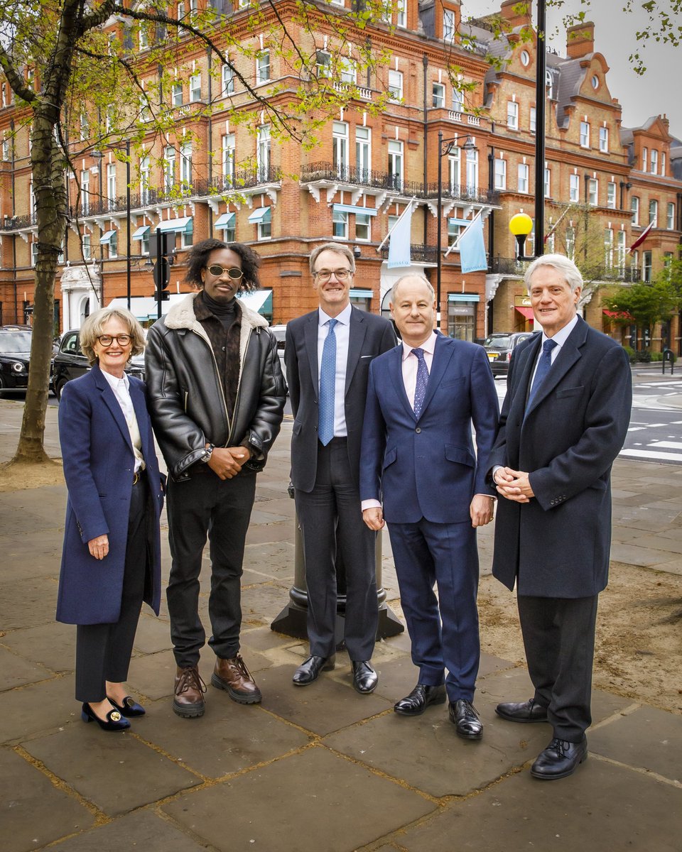 LionHeartfelt's tweet photo. This week marks the completion of Sloane Square's public realm project!

Was an honour and pleasure to be commissioned for this moment 🫶🏾 https://t.co/YoWuGGqDAu