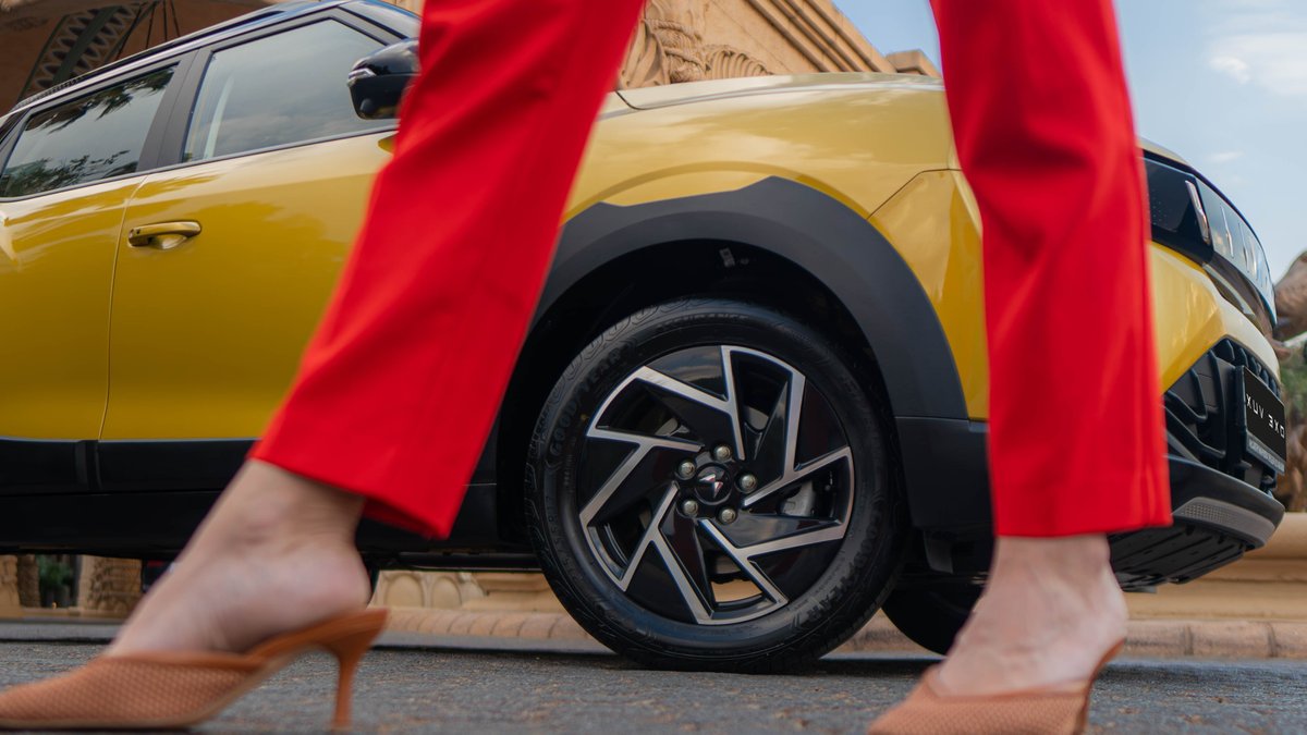 Mahindra_SA's tweet photo. Style that shines. The XUV 3XO’s distinctive LED headlamps and angular Daytime Running Light signature are made to be noticed – day or night.
#MahindraSA #AuthenticVehicles #AuthenticSUVs #XUV3XO #DiscoverTheX https://t.co/jE9IszM2Gk