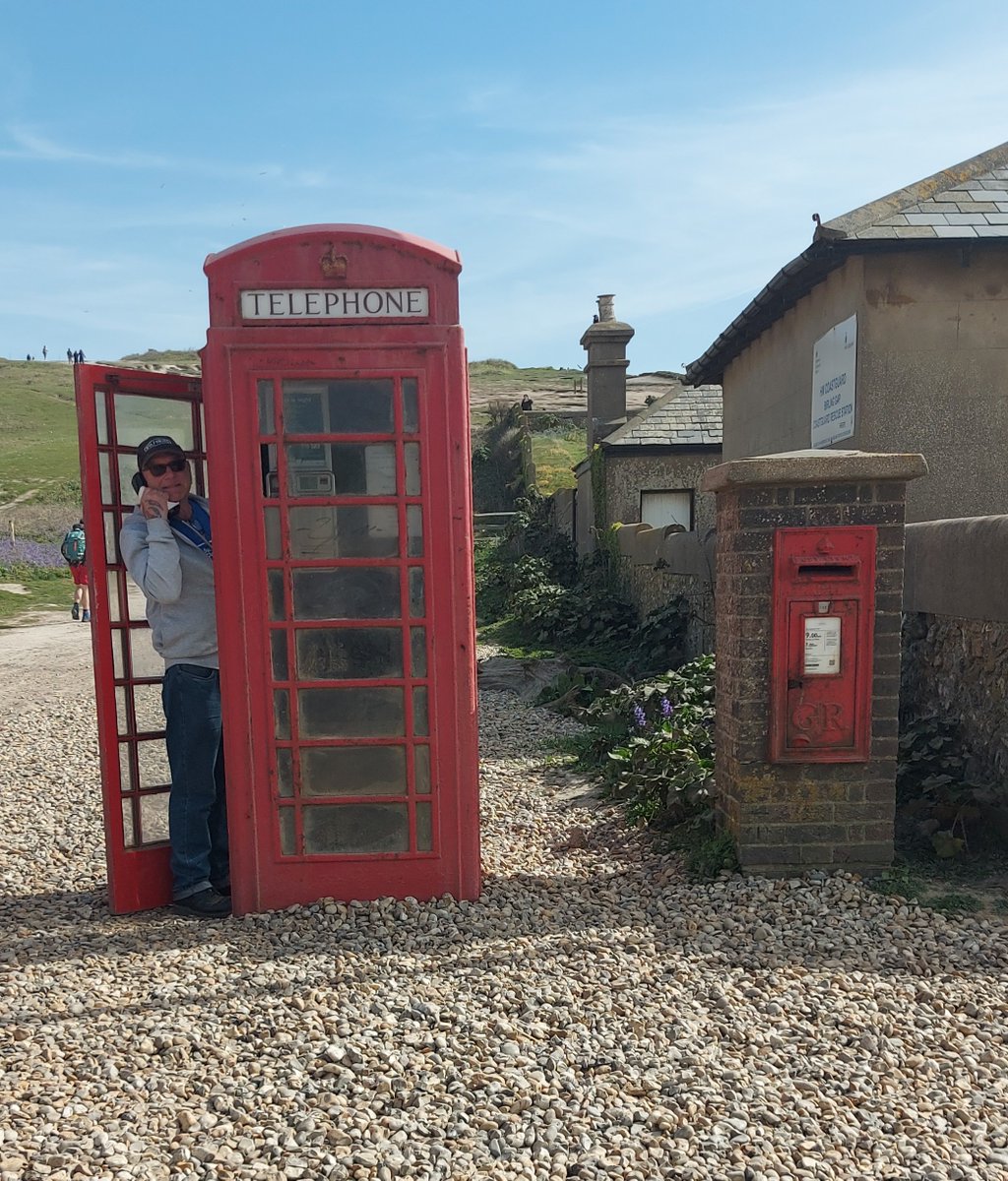 rickblackman01's tweet image. Very novel yesterday to find a working telephone in a K6 phone box at Birling Gap near Eastbourne. My box is full of wood so I use my mobile. Note the crowns at the top. Mine is a Tudor crown which dates it to pre 1953. The other is an Elizabethan crown so is post 1953. #PhoneBox